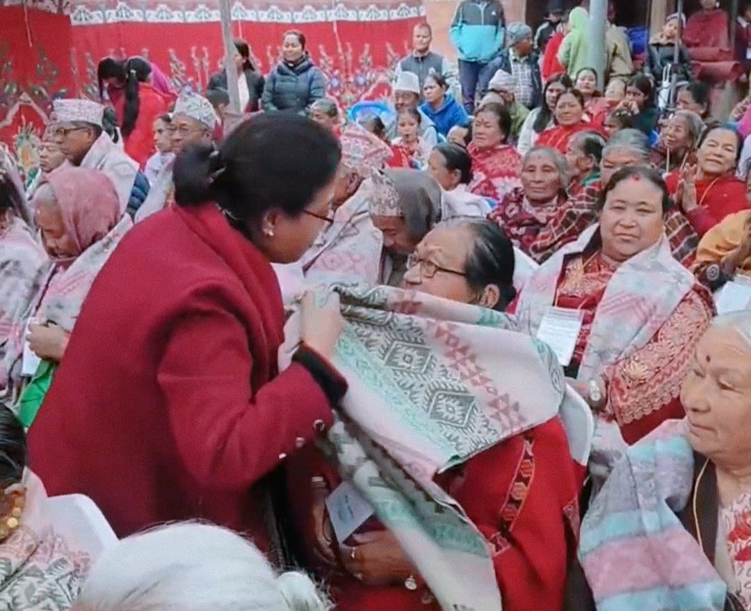 तस्वीरहरुमा जेष्ठ नागरिकहरुको सम्मान