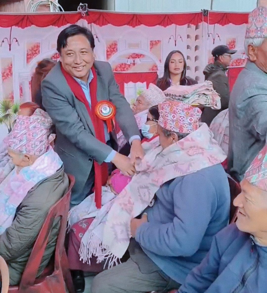 तस्वीरहरुमा जेष्ठ नागरिकहरुको सम्मान