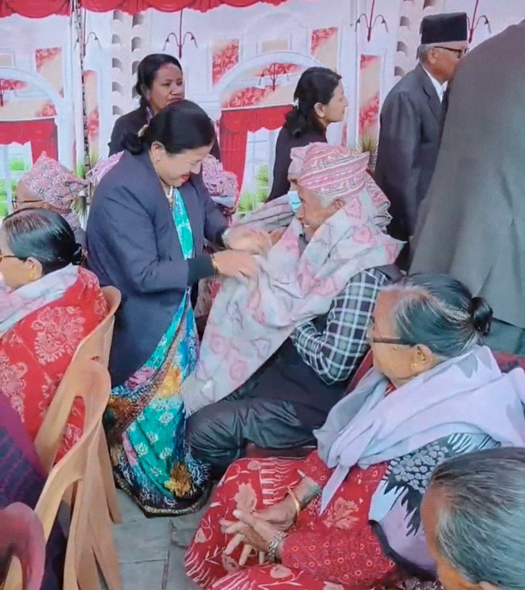 तस्वीरहरुमा जेष्ठ नागरिकहरुको सम्मान