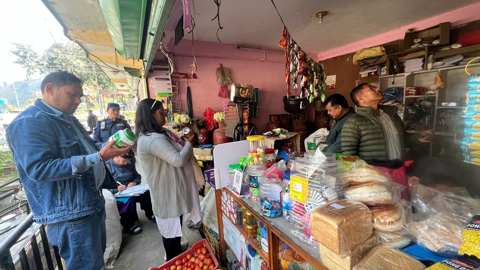 चाँगुनारायणमा बजार अनुगमन तीव्र: अखाद्य वस्तु नष्ट, व्यवसायीलाई जरिवाना