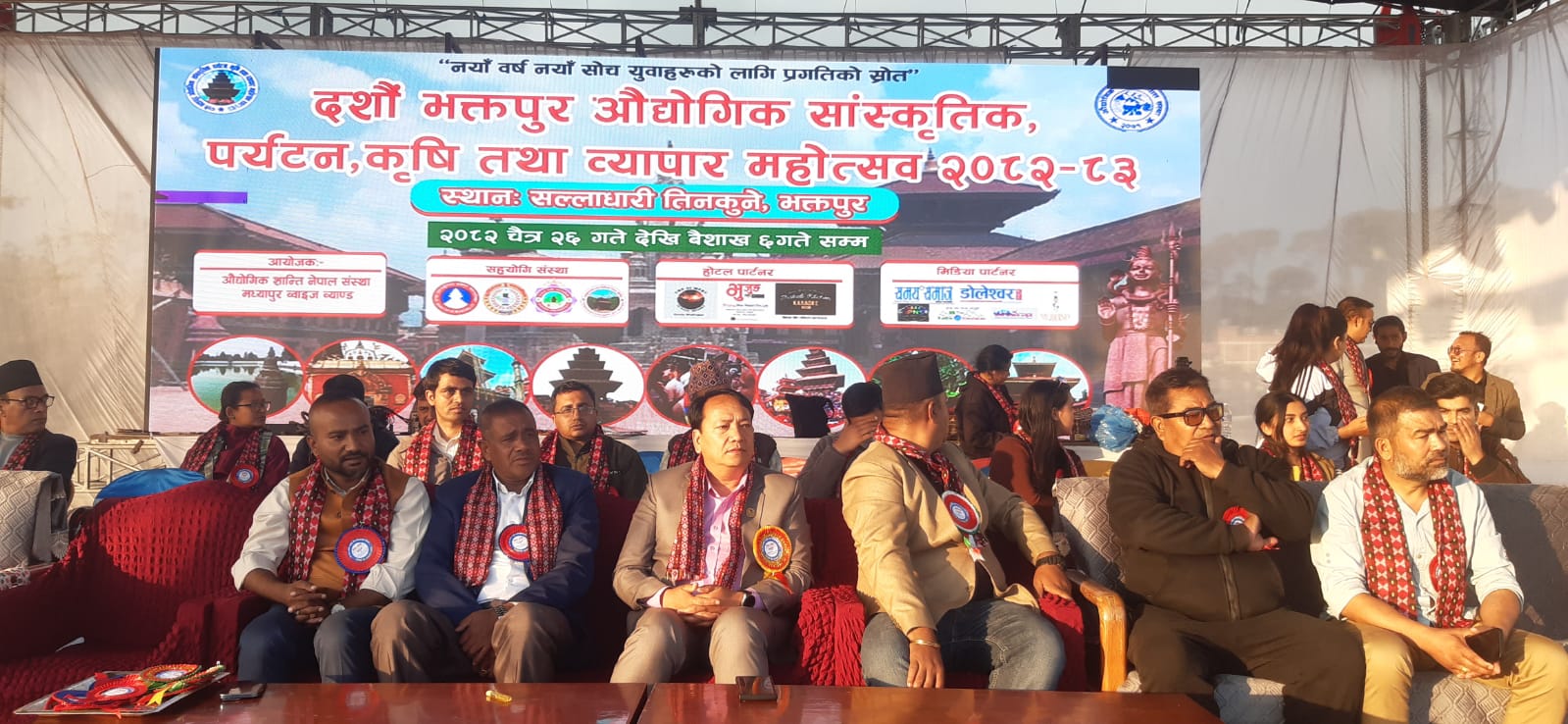 दशौंं भक्तपुर महोत्सवः ‘लन्डन ब्रिज’ हेर्नेको घुइँचो