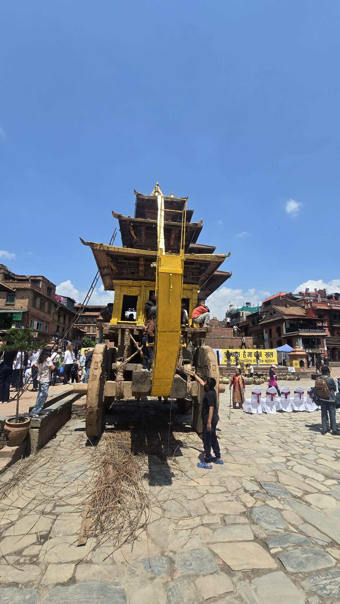 विस्का जात्रा सुरुः तीन बजेबाट रथ तानिने