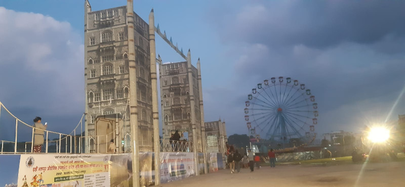 दशौंं भक्तपुर महोत्सवः ‘लन्डन ब्रिज’ हेर्नेको घुइँचो