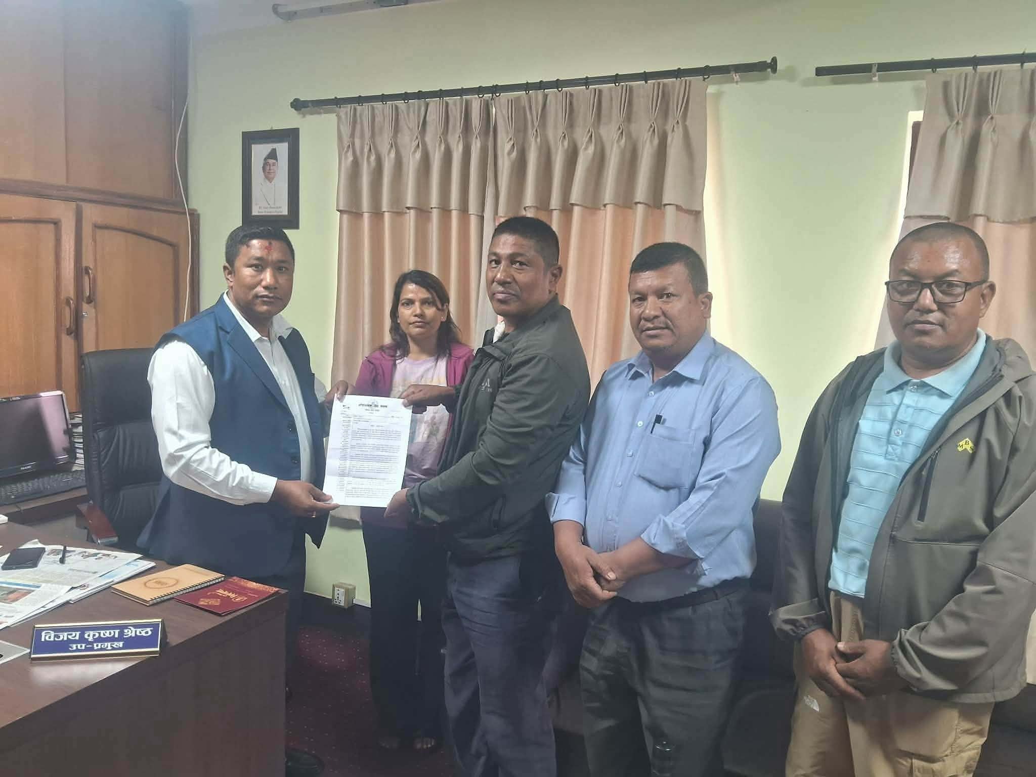 शैक्षिक शत्र संचालन र आइतबार बिदा सम्बन्धमा मध्यपुर नपामा अभिभावक संघको ज्ञापनपत्र