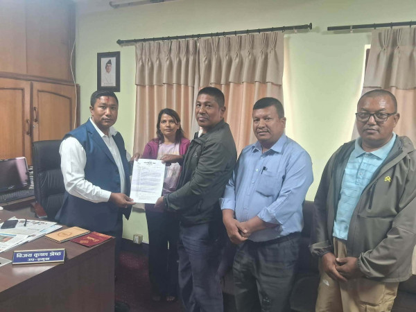 शैक्षिक शत्र संचालन र आइतबार बिदा सम्बन्धमा मध्यपुर नपामा अभिभावक संघको ज्ञापनपत्र