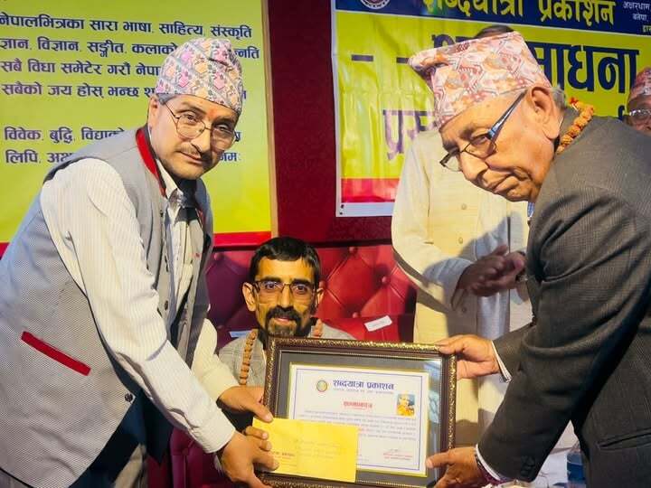 लोकगायक नीलमणि भण्डारीलाई नगदसहित सम्मान