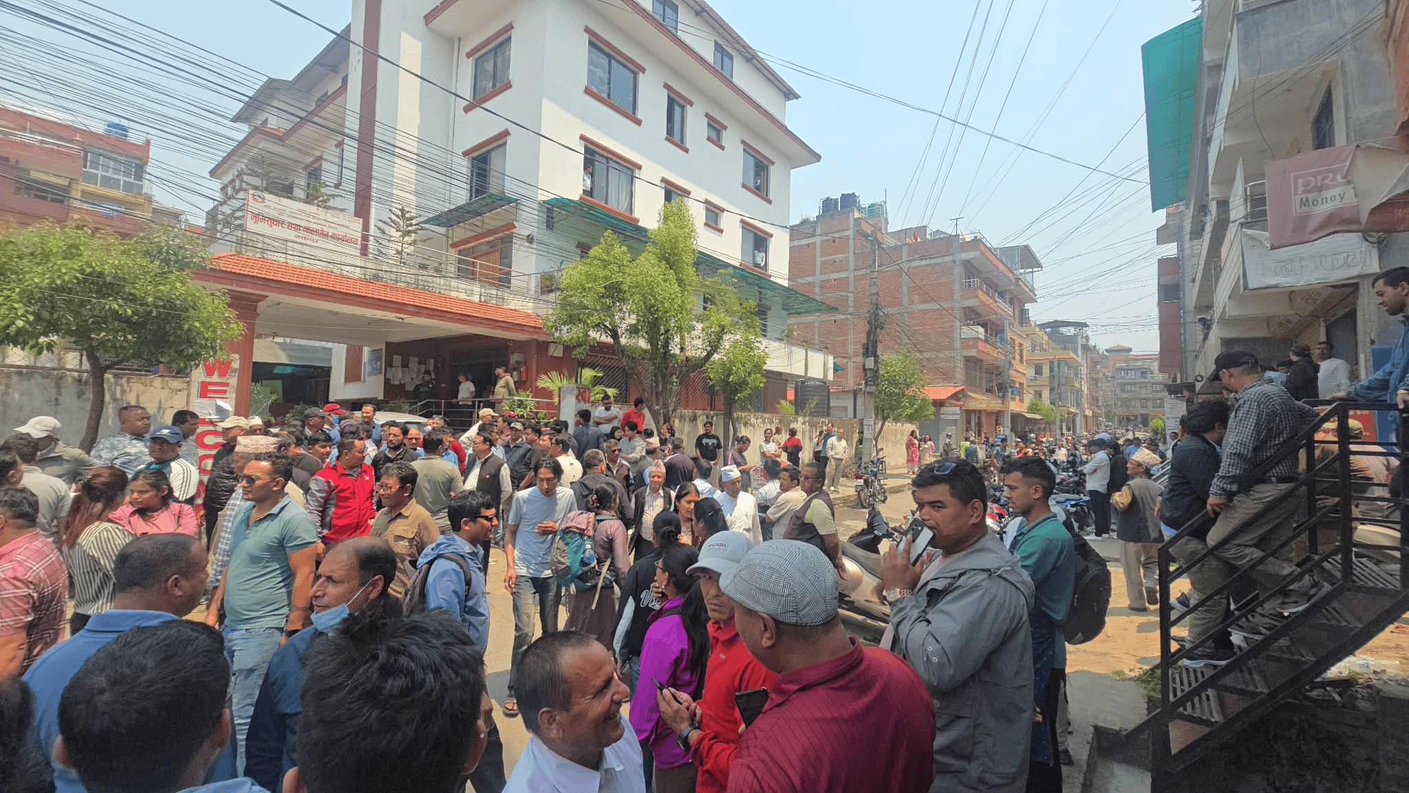 भक्तपुर मालपोतबाट दुईजना विचौलिया पक्राउ (भिडियो पनि)