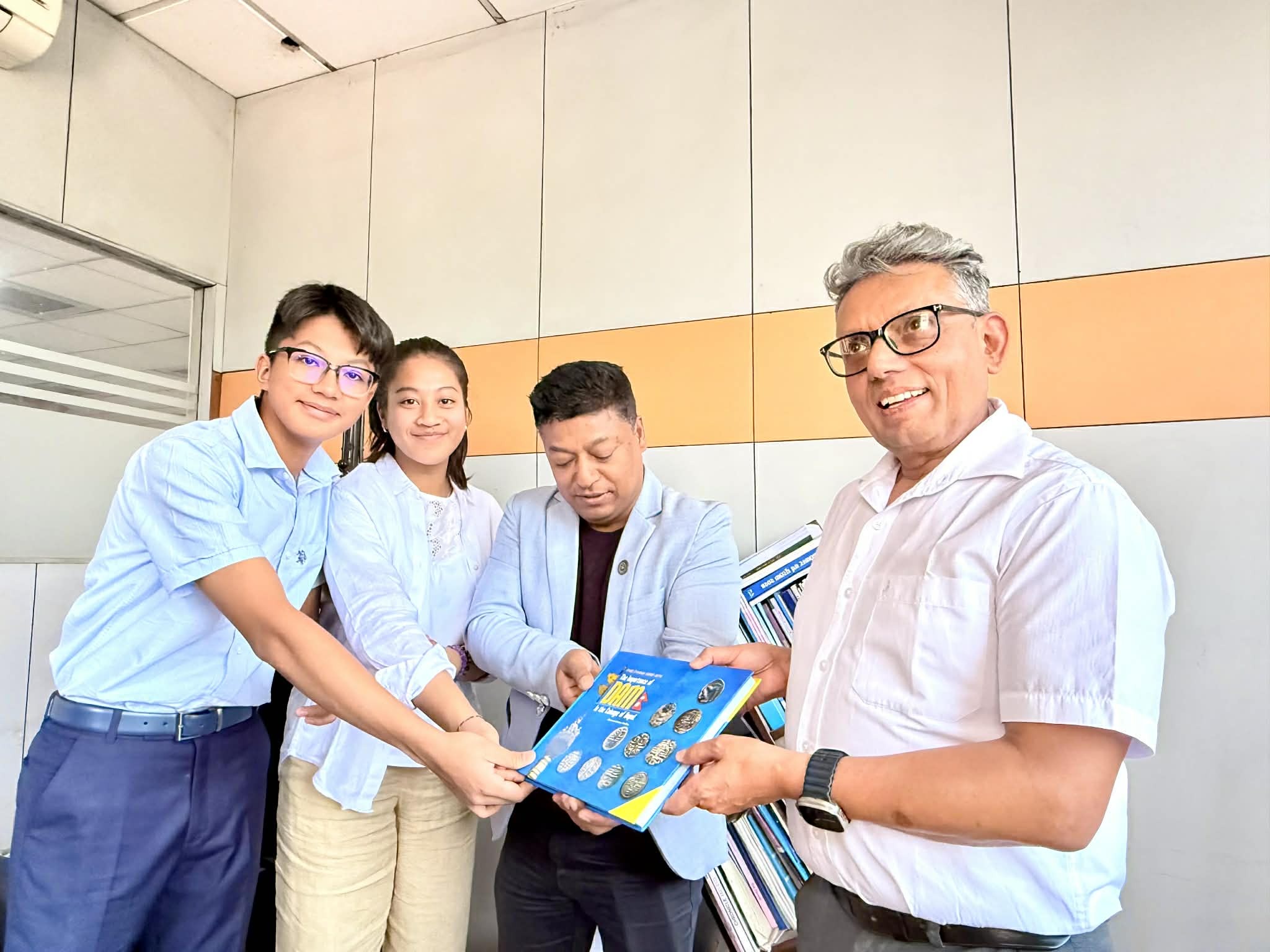 नेपालकै पहिलो बाल मुद्रा संकलक दाजुबहिनीद्धारा ऐतिहासिक पुस्तक हस्तान्तरण