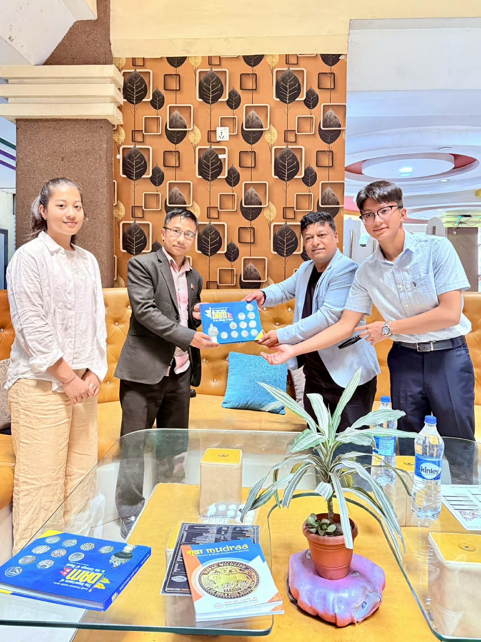नेपालकै पहिलो बाल मुद्रा संकलक दाजुबहिनीद्धारा ऐतिहासिक पुस्तक हस्तान्तरण