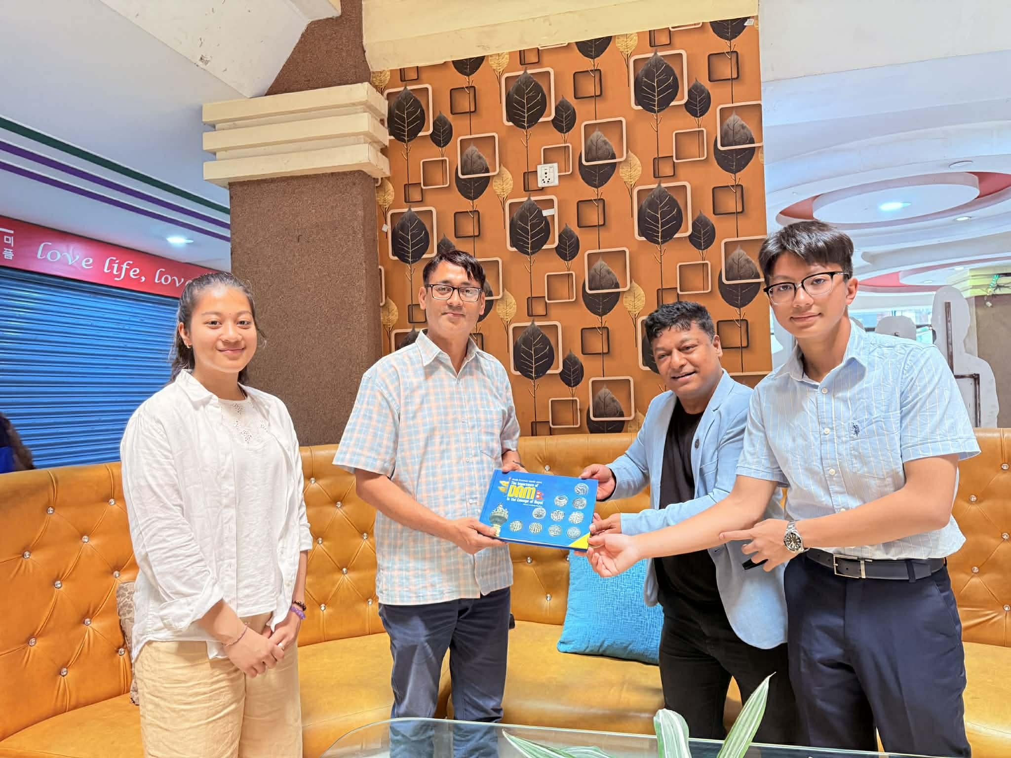 नेपालकै पहिलो बाल मुद्रा संकलक दाजुबहिनीद्धारा ऐतिहासिक पुस्तक हस्तान्तरण