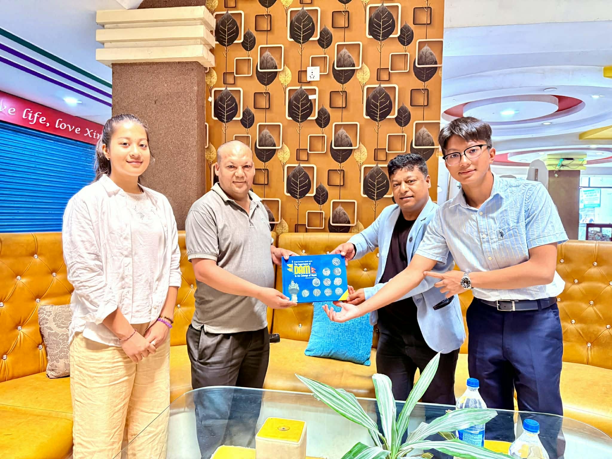 नेपालकै पहिलो बाल मुद्रा संकलक दाजुबहिनीद्धारा ऐतिहासिक पुस्तक हस्तान्तरण