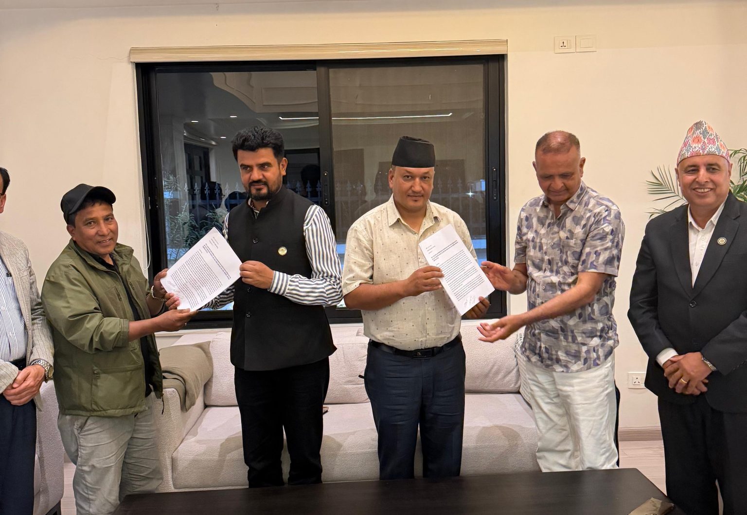 भक्तपुरका इँटाभट्टा तत्काल हटाउन माग गर्दै सांसदद्वय रुकेश रञ्जित र राजीव खत्रीलाई ध्यानाकर्षण