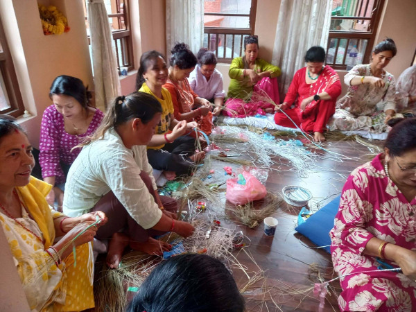 वातावरण संरक्षण मञ्च भक्तपुरद्वारा प्लाष्टिकबाट ढकी बुनाई तालिम