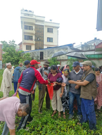 "वन कार्यालयको सहयोगमा चाँगुनारायणमा जडिबुटी विरुवा वितरण, प्लाष्टिकको विकल्पमा कपडाको झोला"