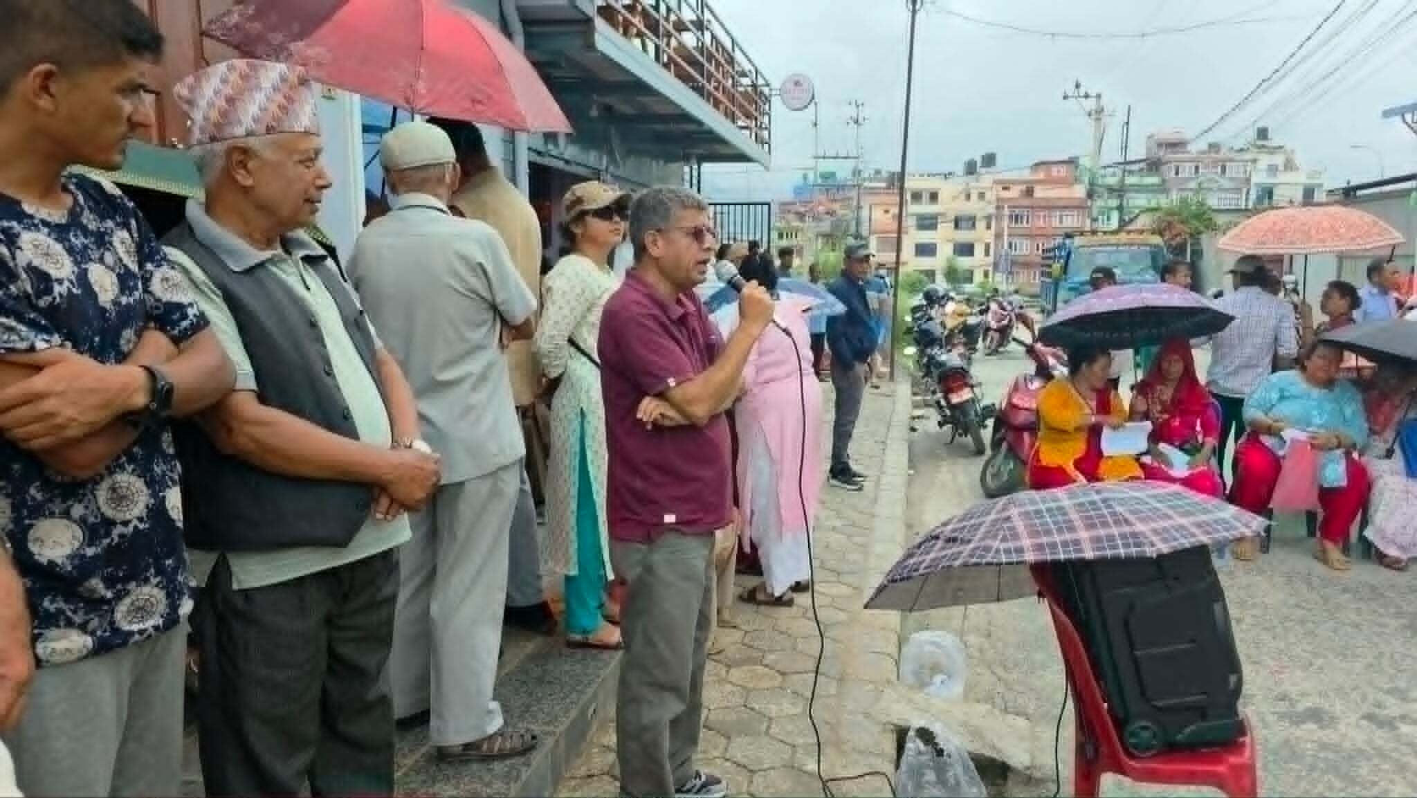 कमेरोटार जग्गा एकीकरण आयोजना २३ वर्षदेखि अलपत्र पारेको भन्दै कमेरोटारबासी आन्दोलित, बिहौदेखि आयोजनामा धर्ना