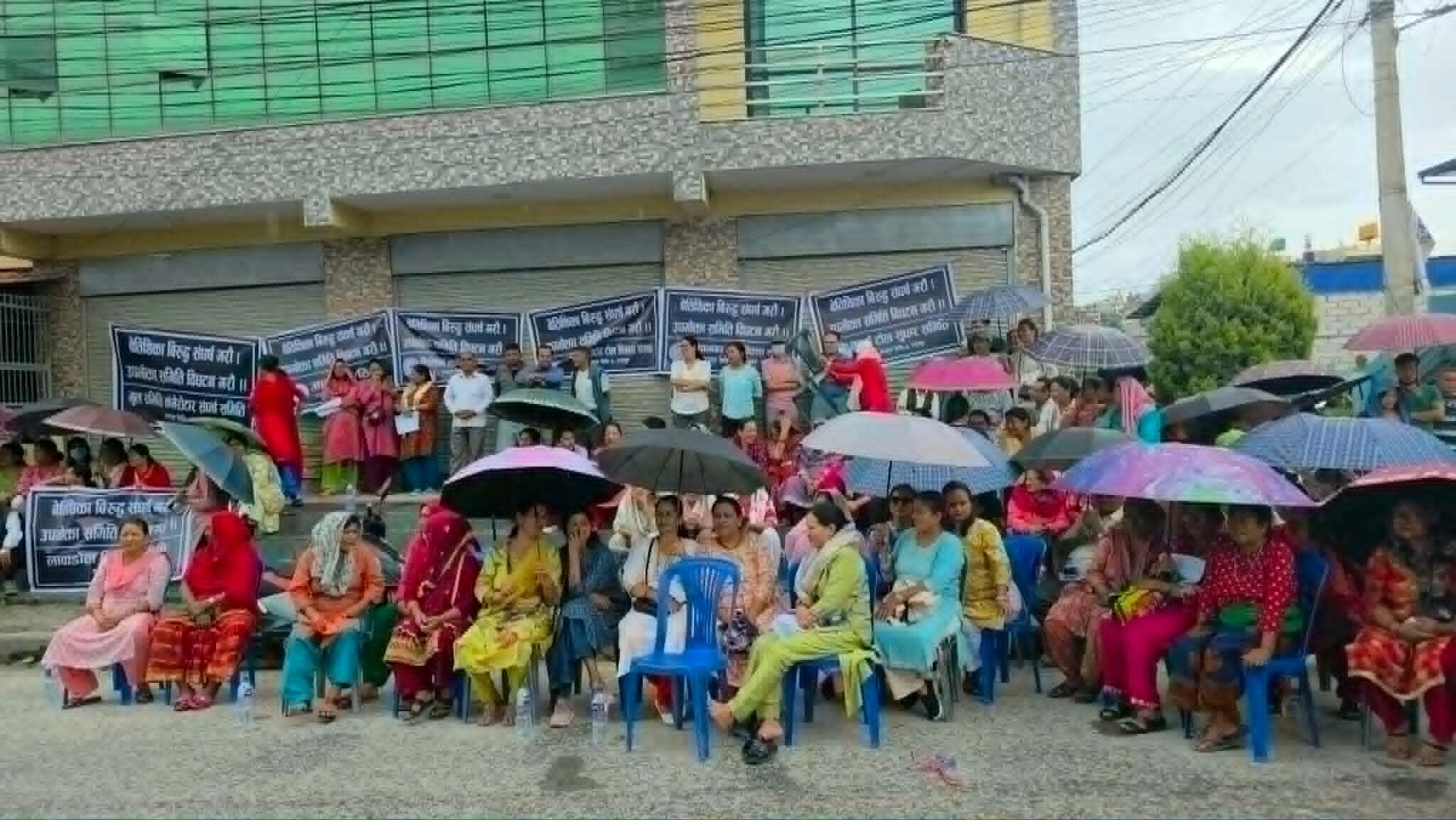 कमेरोटार जग्गा एकीकरण आयोजना २३ वर्षदेखि अलपत्र पारेको भन्दै कमेरोटारबासी आन्दोलित, बिहौदेखि आयोजनामा धर्ना