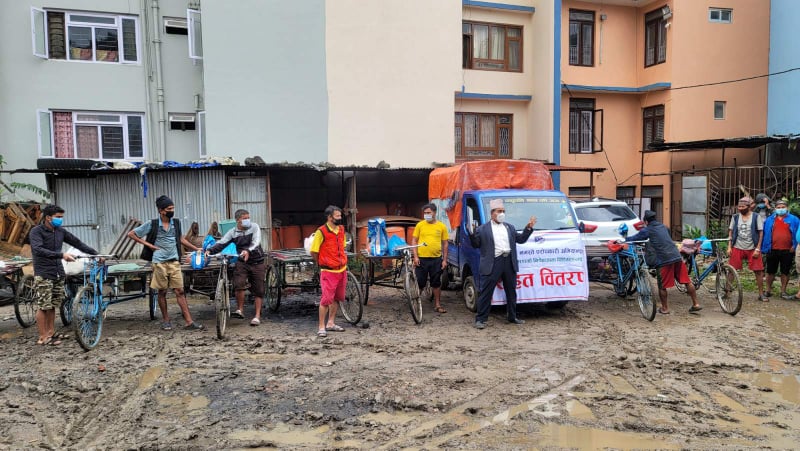 समाजसेवी ताराबहादुर कुँंवरको अगुवाईमा विपन्न कोरोनापीडित परिवारहरुलाई  खाद्यान्न वितरण