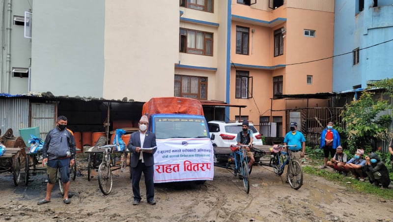 समाजसेवी ताराबहादुर कुँंवरको अगुवाईमा विपन्न कोरोनापीडित परिवारहरुलाई  खाद्यान्न वितरण