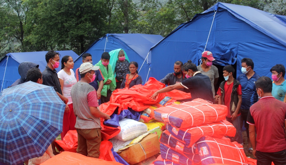 हेलम्बुका बाढी प्रभावित ४० घरधुरीलाई राहत वितरण