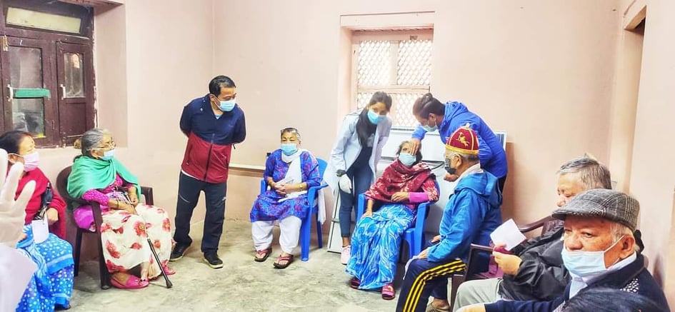 जेष्ठ नागरिक सम्मान सहित निशुल्क आँखा शिविर