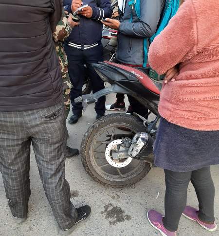 विरेन्द्र सैनिकको बसले मोटरसाइकललाई दियो ठक्कर