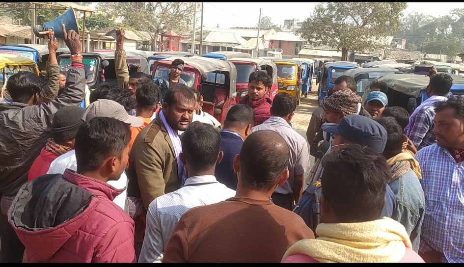 स्थानीय सरकारसंग न्याय माग्दै सयौं अटो चालकहरु आन्दोलित 