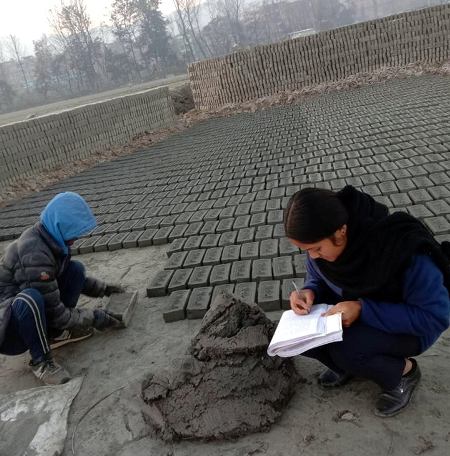 जिविकोपार्जनका लागि दिनको १८ घण्टा ईट्टा पार्दै मजदुर