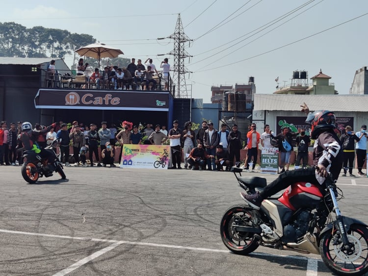 स्टन्ट शो सहितको होलीमा रमाए भक्तपुरे