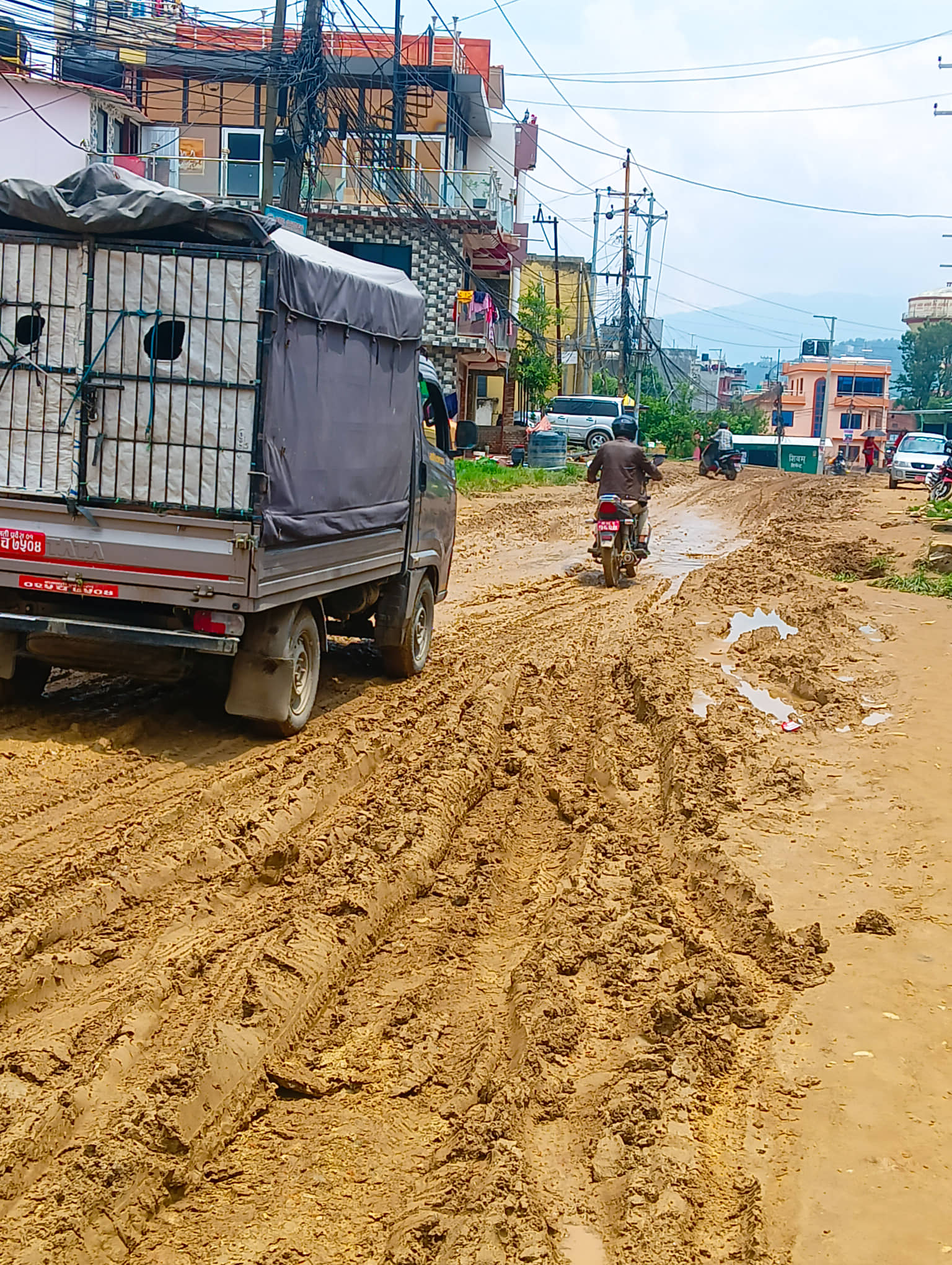 दुवाकोट सडक पुननिर्माणमा ढिलाई हुँंदा स्थानीय हैरान