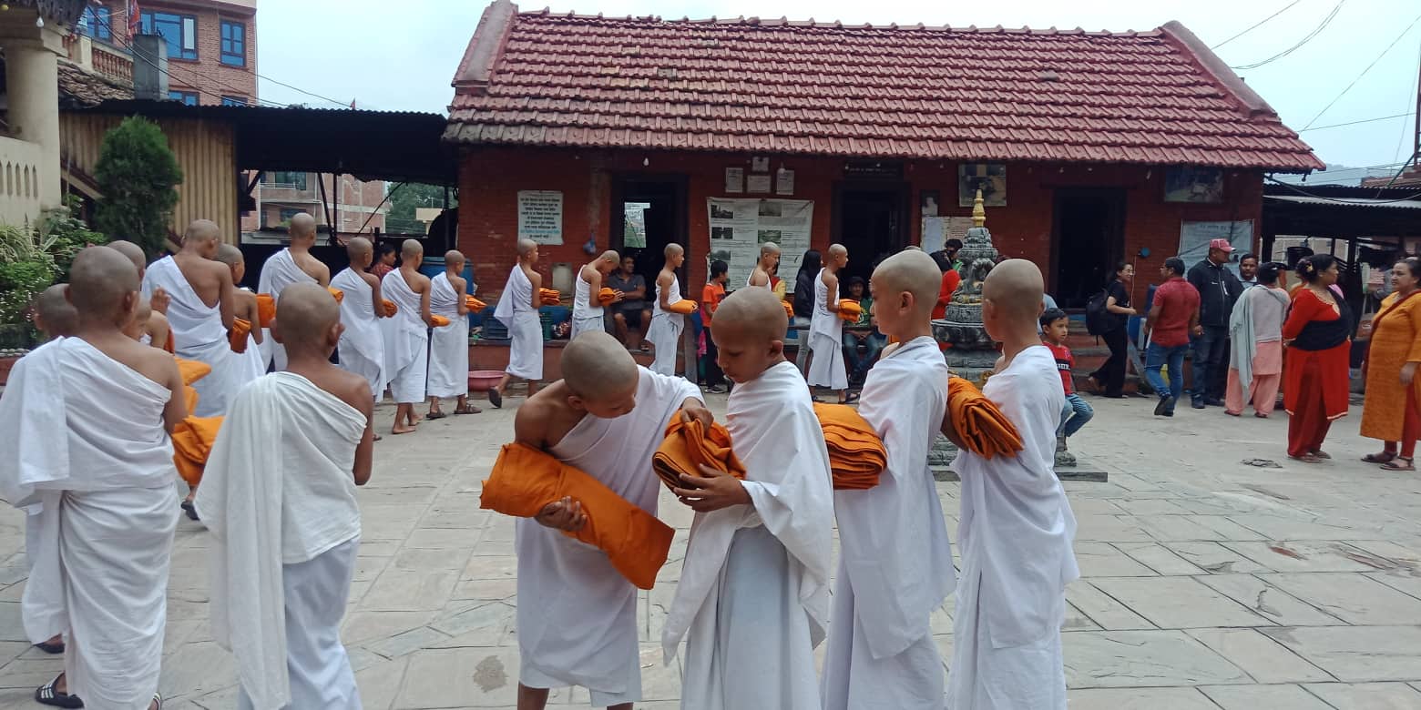मुनि विहारमा कुलपुत्रहरूलाई सामुहिक प्रबज्या गरी श्रामणेर प्रदान