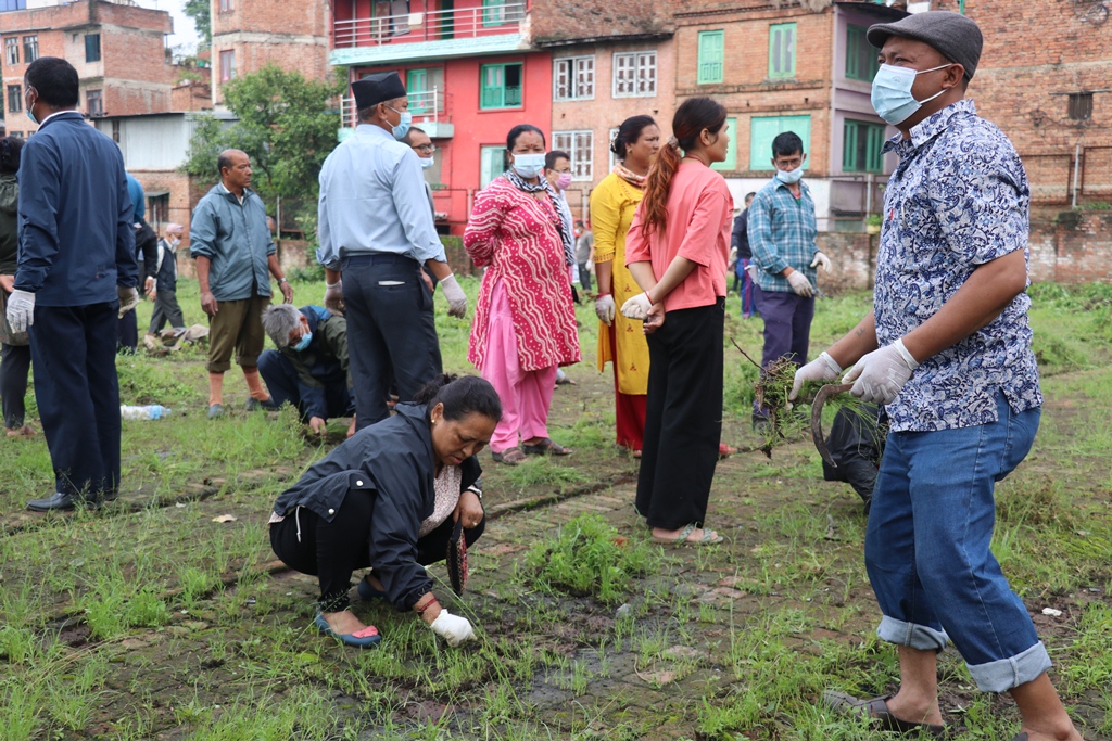 भक्तपुरको भेलुखेल पुरानो डम्पिग साइडमा यसरी गरियो सरसफाई (फोटो फिचर) 