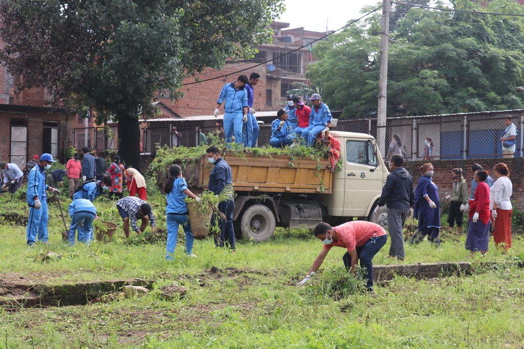 भक्तपुरको भेलुखेल पुरानो डम्पिग साइडमा यसरी गरियो सरसफाई (फोटो फिचर) 