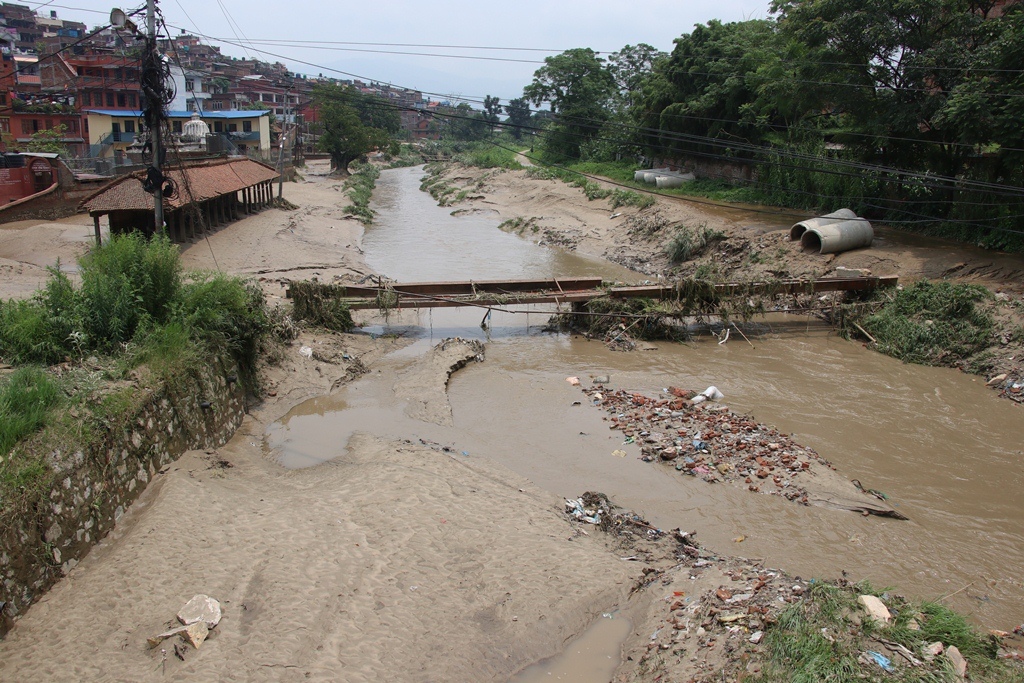 भक्तपुरका नगर प्रमुख बाढी प्रभावित क्षेत्रमा