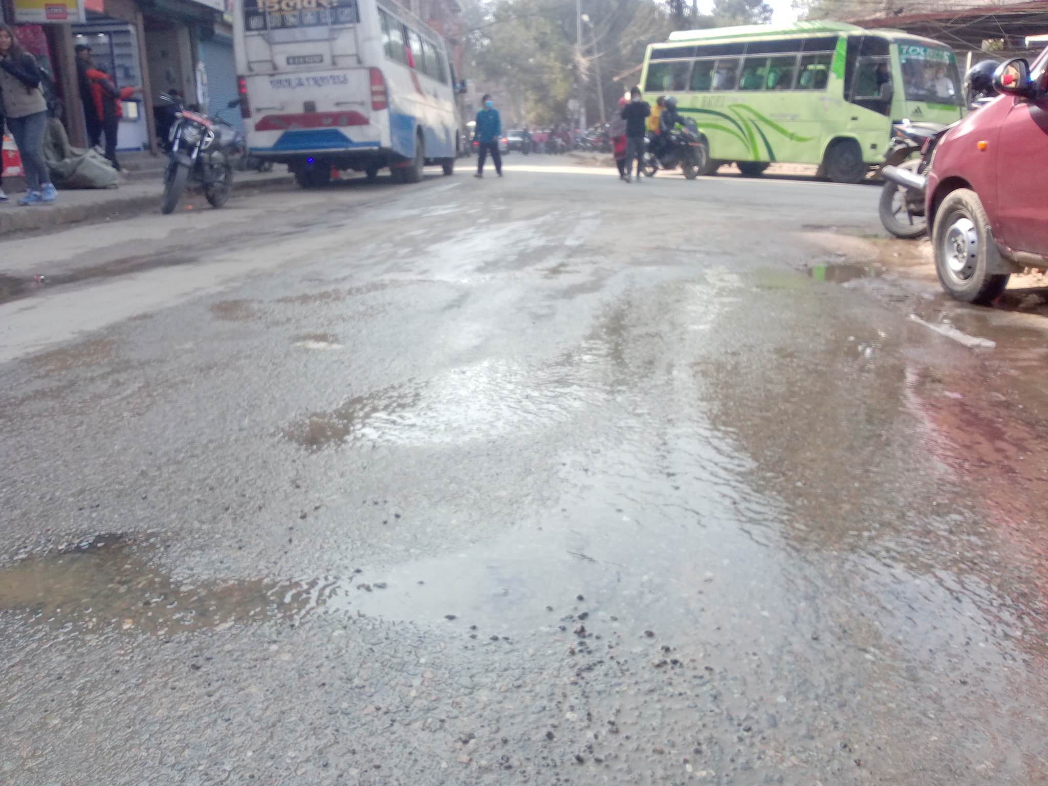 खानेपानी अफिसको आँंगनमै तीन ठाउँंमा चुहवट, सडकभरि पानी, (थप तस्वीर छ ।)