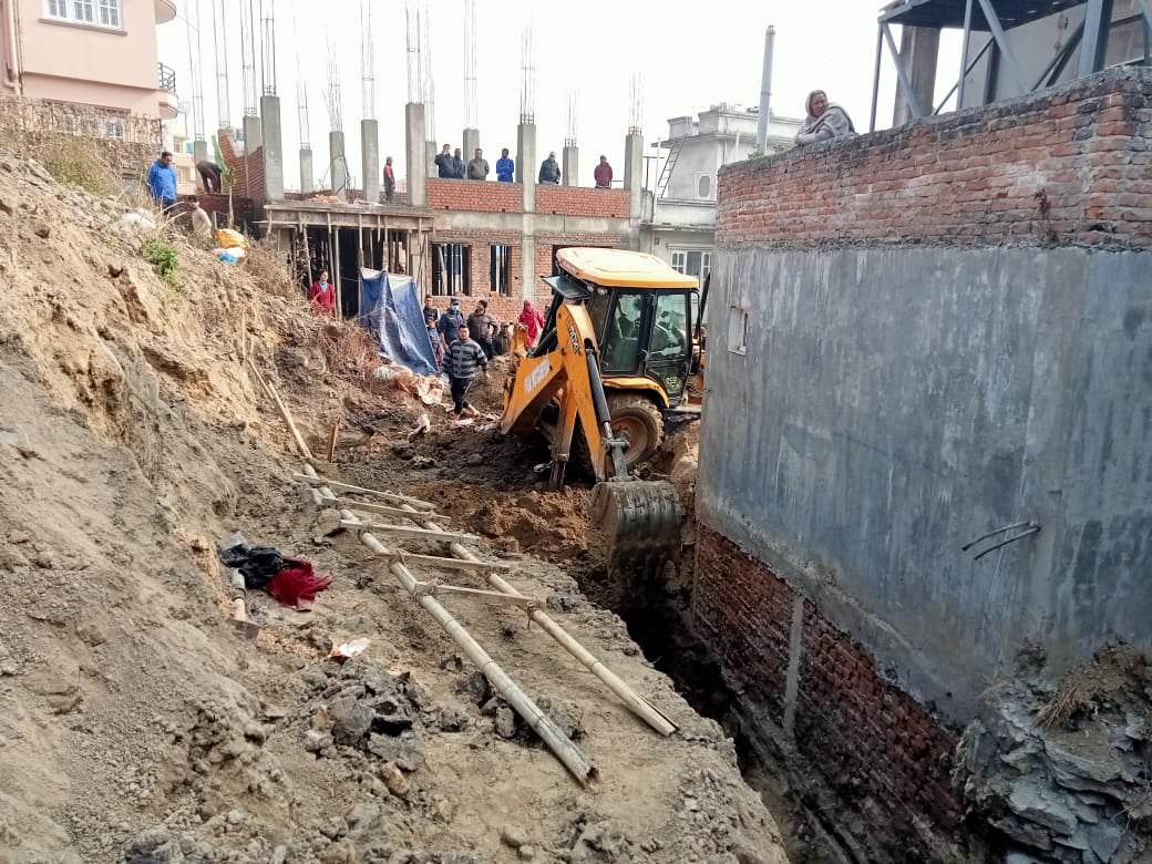 पूर्व सहसचिवको घरको जग खन्दा भक्तपुरमा एकजना मजदुर पुरिएः अवस्था गभ्भीर 