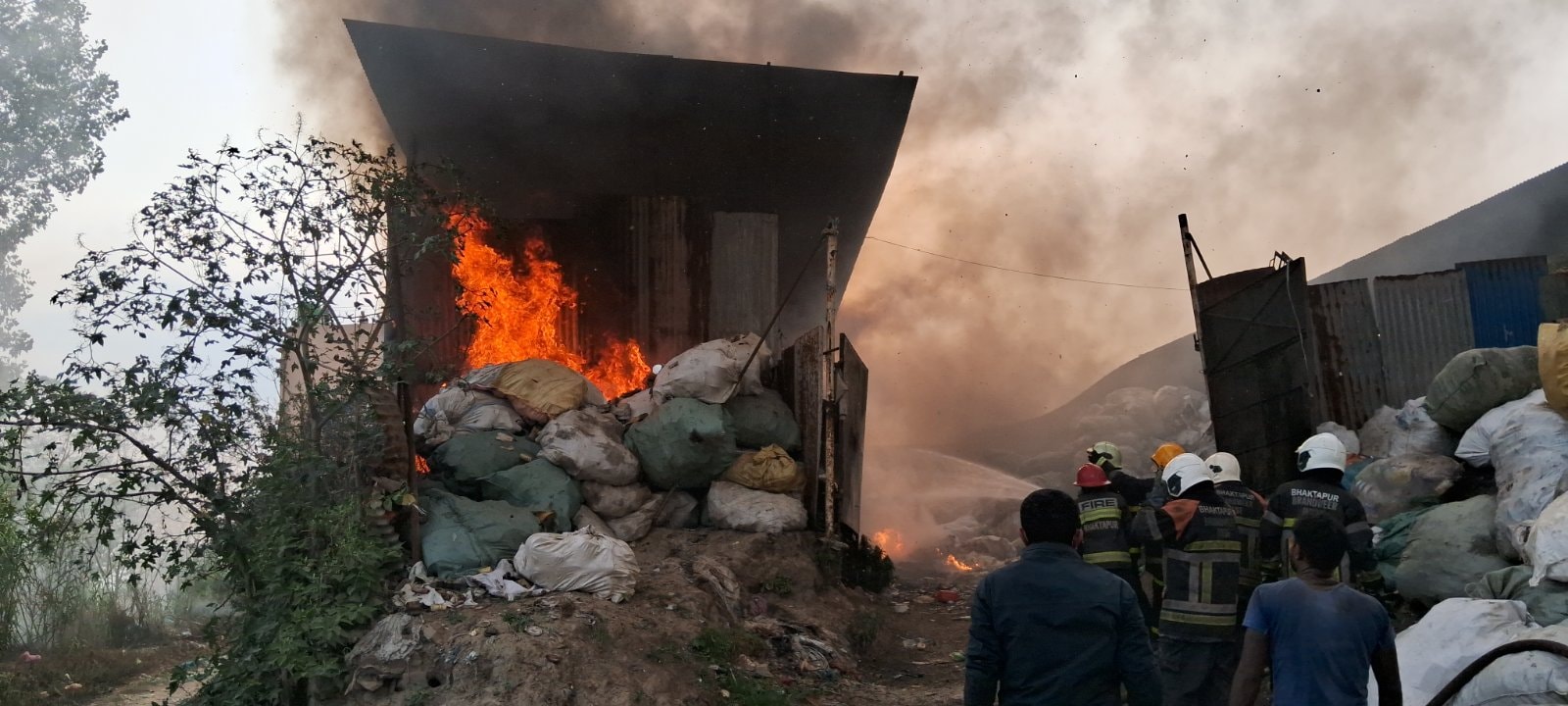 भक्तपुरको चाणक्य स्कुल पछाडि आगलागी ः ३५ लाखको क्षति 
