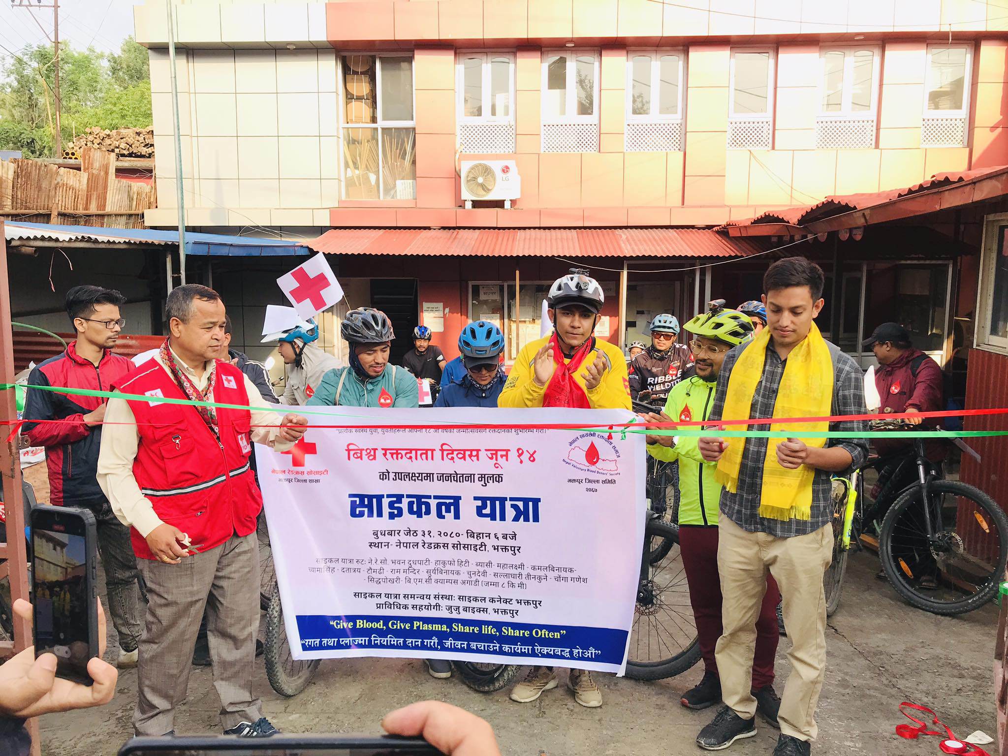 “रगत नपाए भक्तपुर जानु” - १८ वर्ष पुरा युवा युवतीहरूले गरे विषेश रक्तदान  