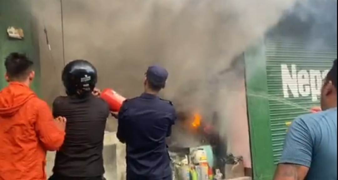 टोखा पलखुसी ( सत्य साई बाबा चोक) रङ्ग पसलमा आगोलागी 