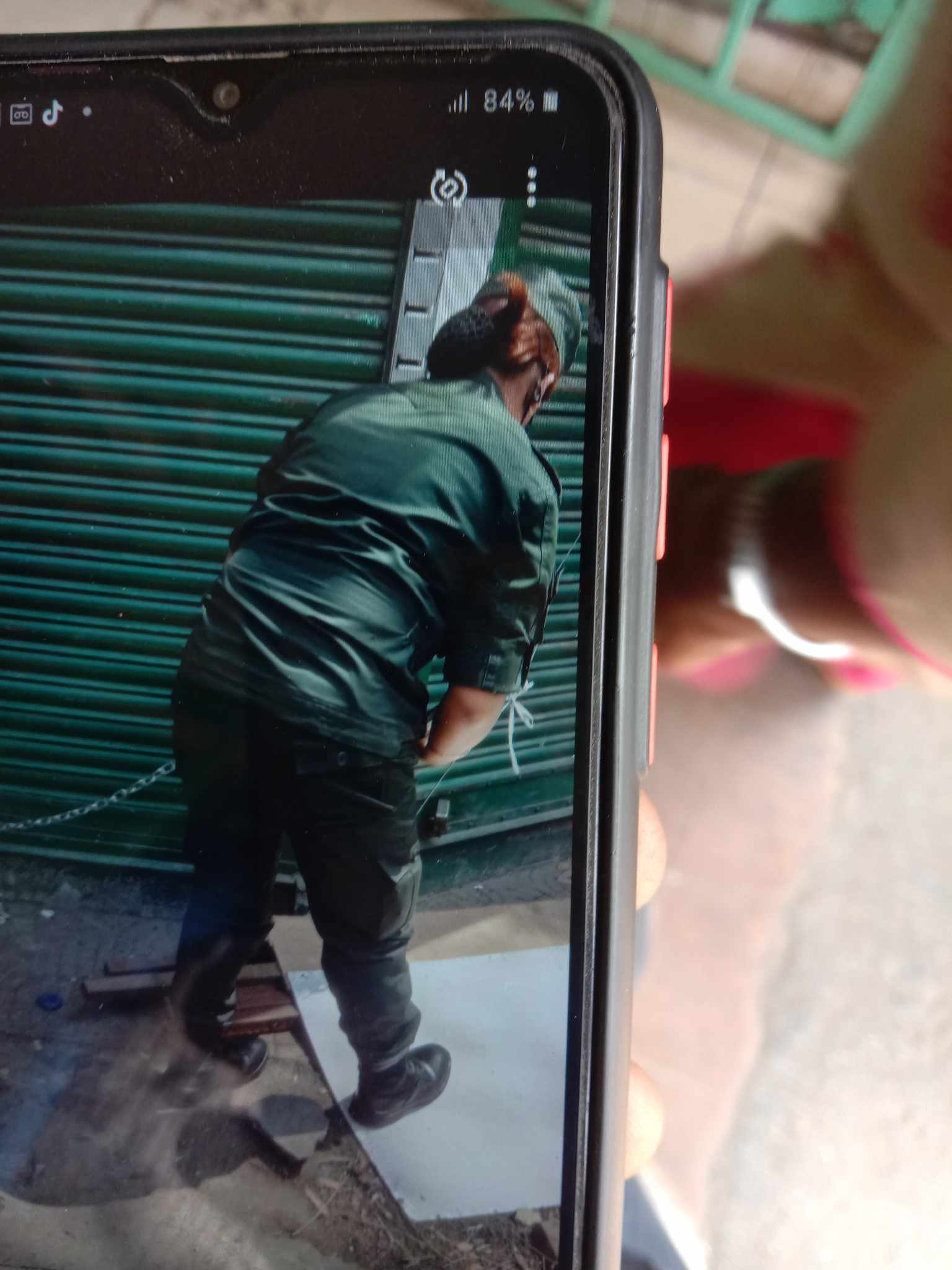 बिना अनुमति भत्काइए रत्नपार्कस्थित शहरी सेवाकेन्द्रका व्यवसायीहरूकाे सटर 