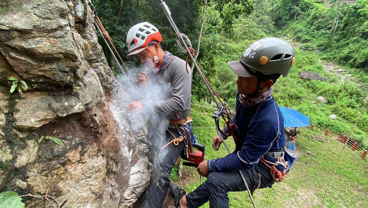 इलाम नगरपालिका वडा नम्बर ८ मा रहेको महभीर चटानमा आरोहणको रुट वढाउने कार्य सुरु(फोटो फिचर)