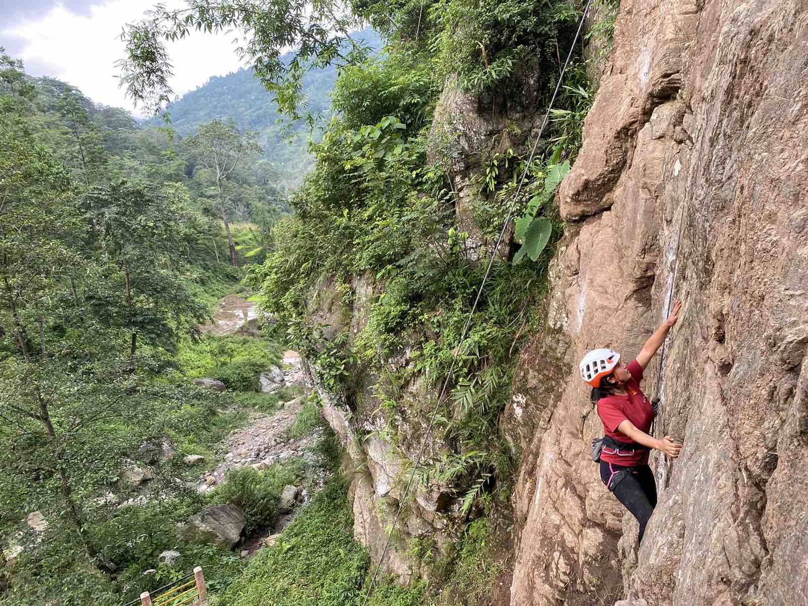यस्तो बन्यो महाभीर चटानको आरोहण रुट (फाटो फिचर)