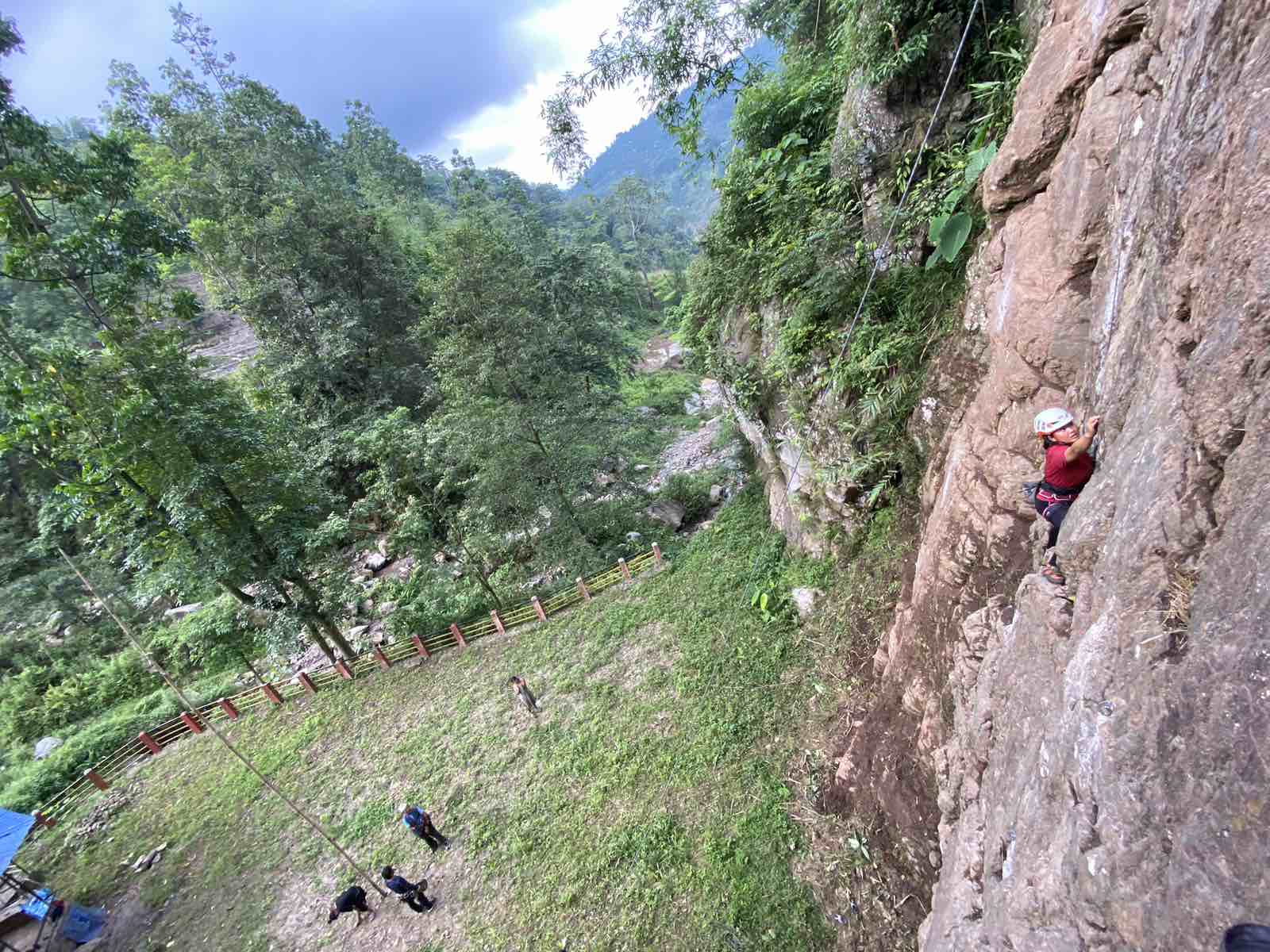 यस्तो बन्यो महाभीर चटानको आरोहण रुट (फाटो फिचर)