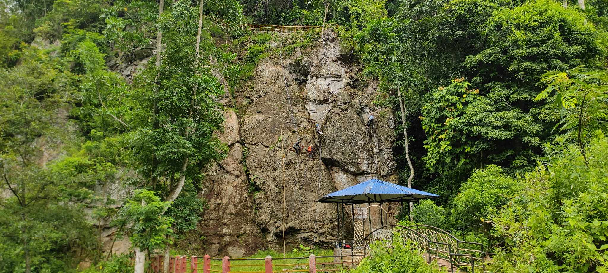 यस्तो बन्यो महाभीर चटानको आरोहण रुट (फाटो फिचर)