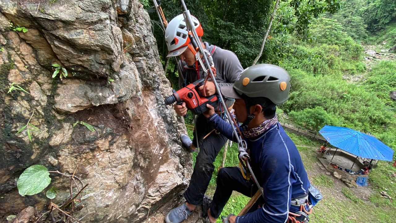 यस्तो बन्यो महाभीर चटानको आरोहण रुट (फाटो फिचर)