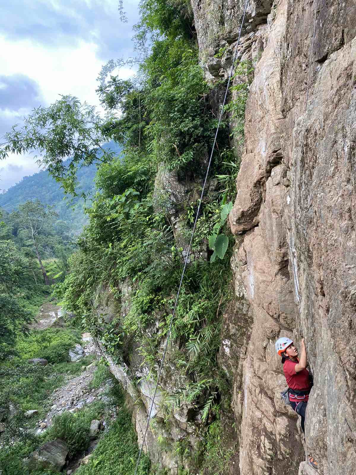 यस्तो बन्यो महाभीर चटानको आरोहण रुट (फाटो फिचर)