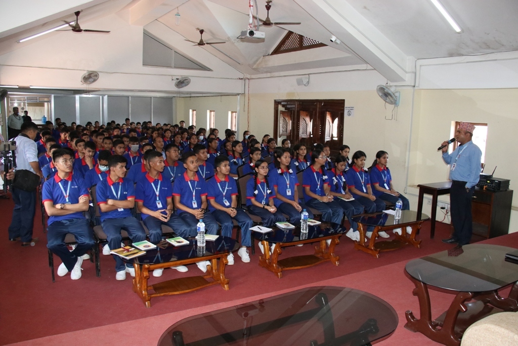 नगर प्रमुख सुनिल प्रजापतिसँग बाल विकास स्कूलका विद्यार्थीहरूको साक्षात्कार