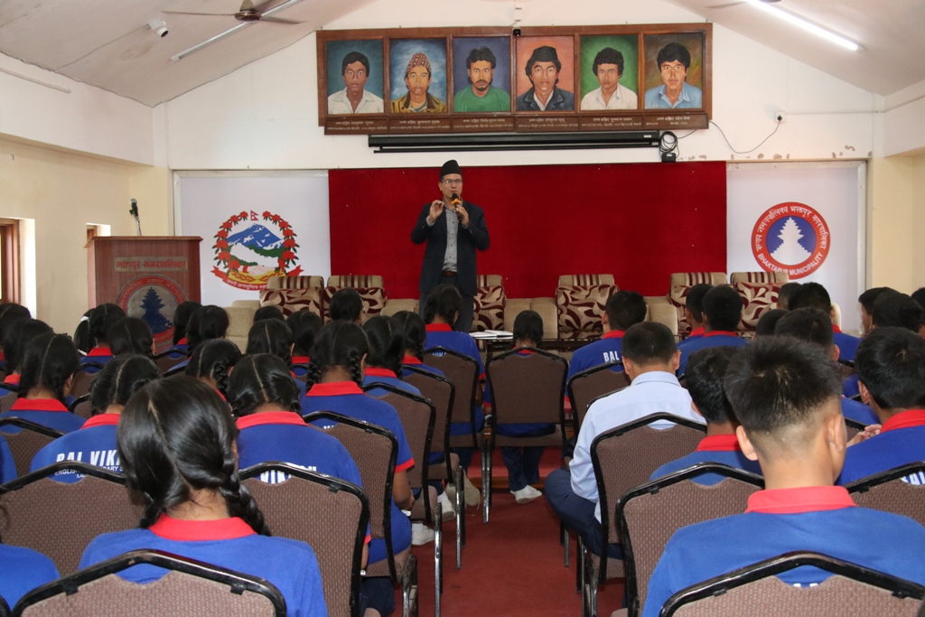 नगर प्रमुख सुनिल प्रजापतिसँग बाल विकास स्कूलका विद्यार्थीहरूको साक्षात्कार