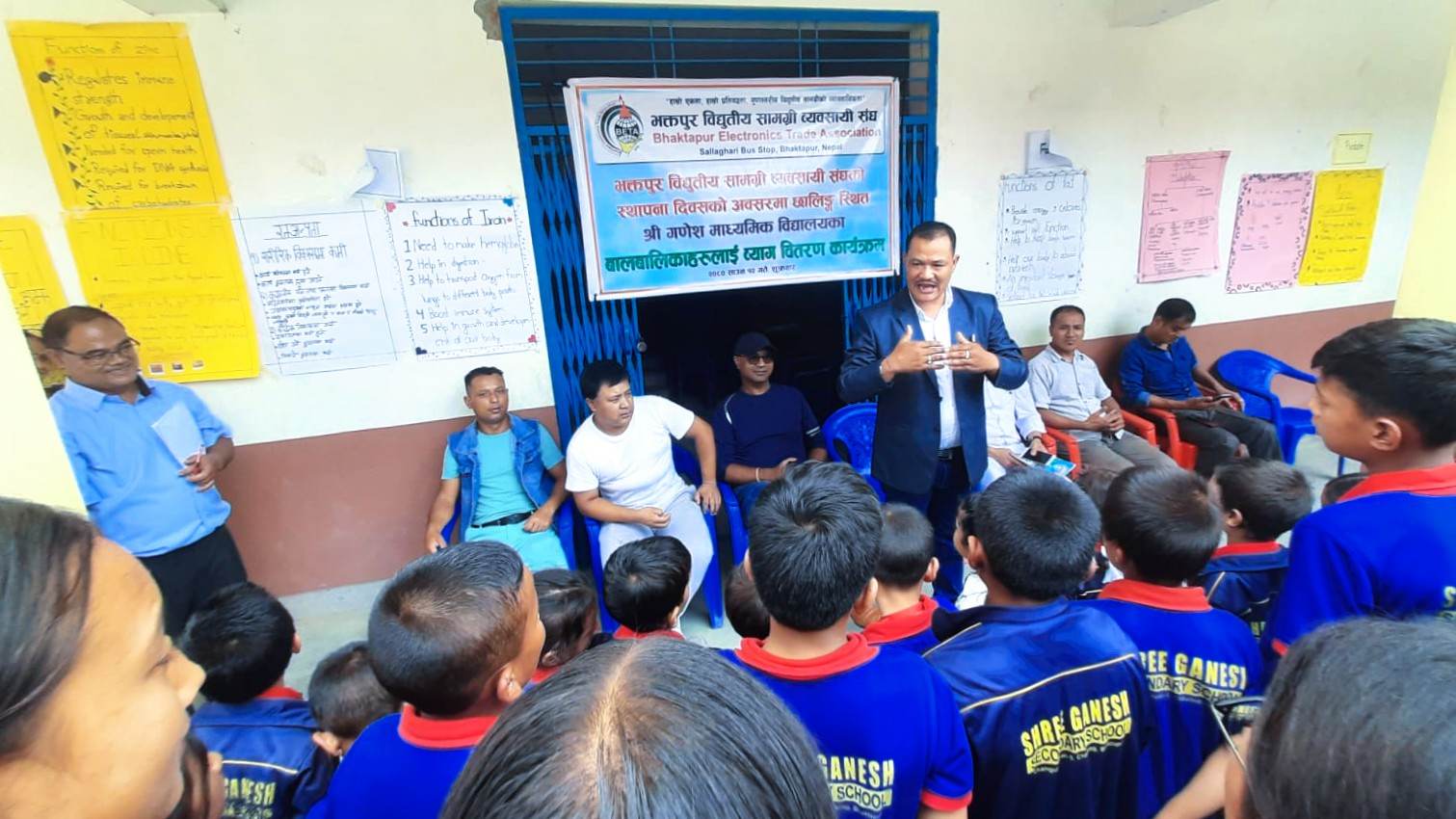 भक्तपुर विद्युतीय सामग्री व्यवसायी संघले गर्यो विद्यार्थीहरुलाई ब्याग वितरण