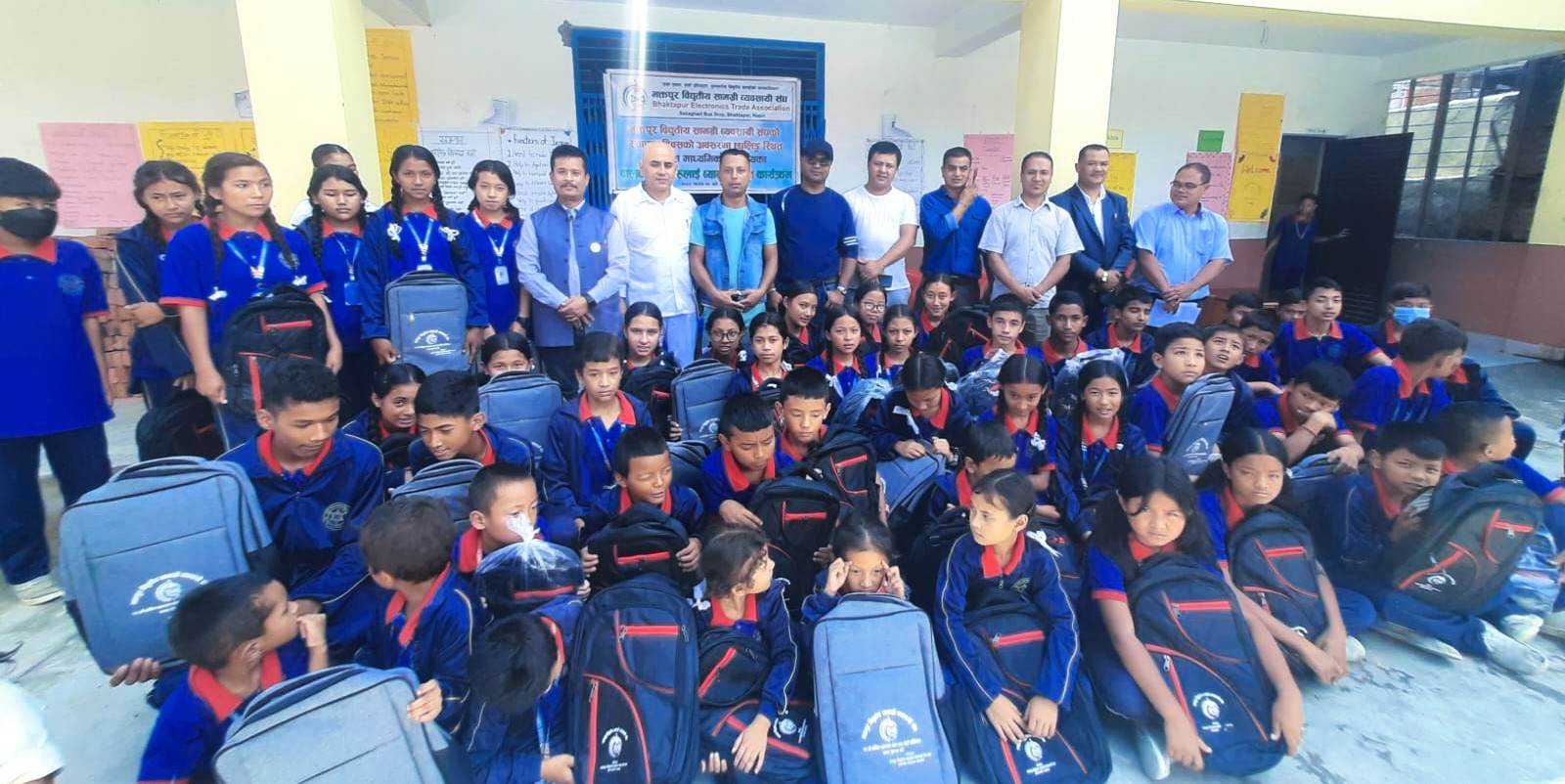 भक्तपुर विद्युतीय सामग्री व्यवसायी संघले गर्यो विद्यार्थीहरुलाई ब्याग वितरण