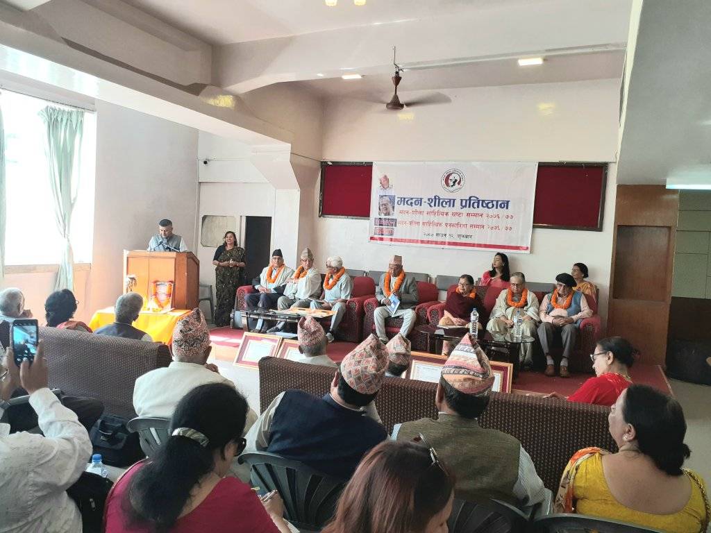 विशिष्ट साहित्यिक पत्रकार ४ जना श्रष्टाहरू संमानित